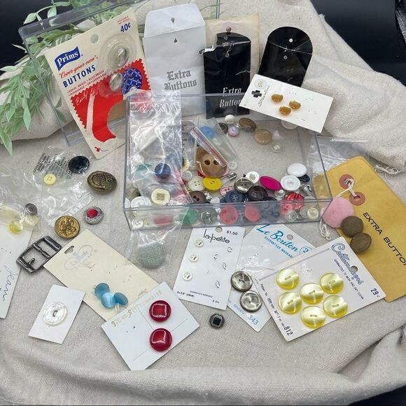Vintage Mixed Lot of Clothing Coat Buttons  in Clear Box - Picture 1 of 16